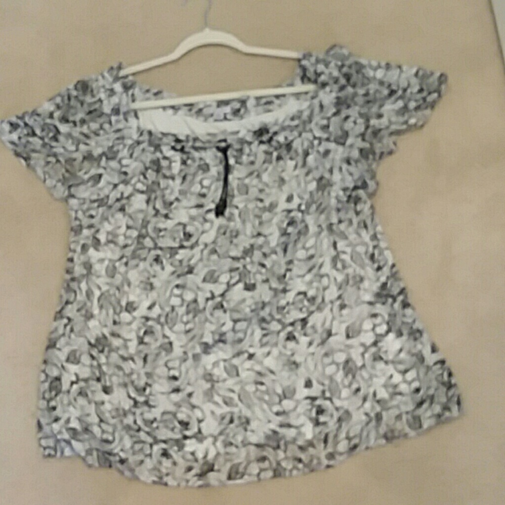 Black and white 2x blouse
